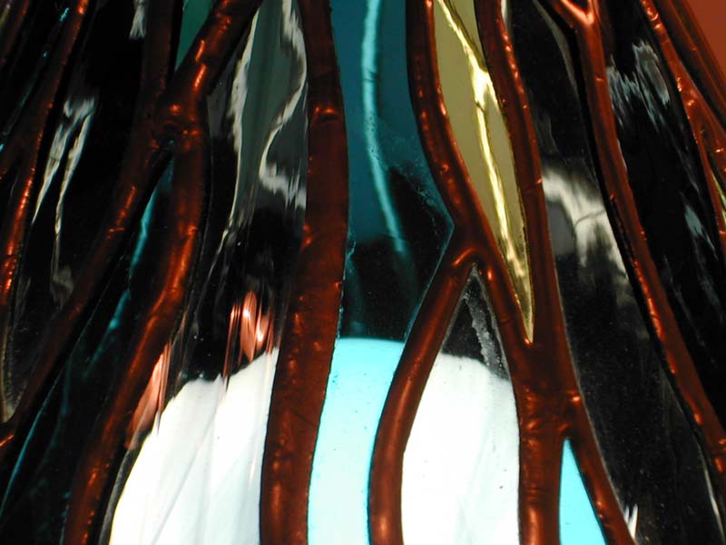 derri�re un rideau de soudure presque v�g�tale brille une ampoule